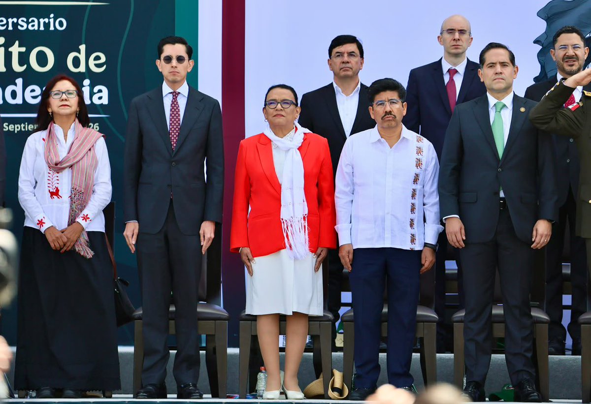 rosaicela_'s tweet photo. La Presidenta y Comandanta Suprema de las #FuerzasArmadas, @Claudiashein, encabeza el inicio del #DesfileCívicoMilitar2026, con el que conmemoramos 216 años del comienzo de la lucha por la Independencia de #México.🇲🇽 #16DeSeptiembre @Defensamx1 @SEMAR_mx @GN_MEXICO_ https://t.co/DmGanF5UJR