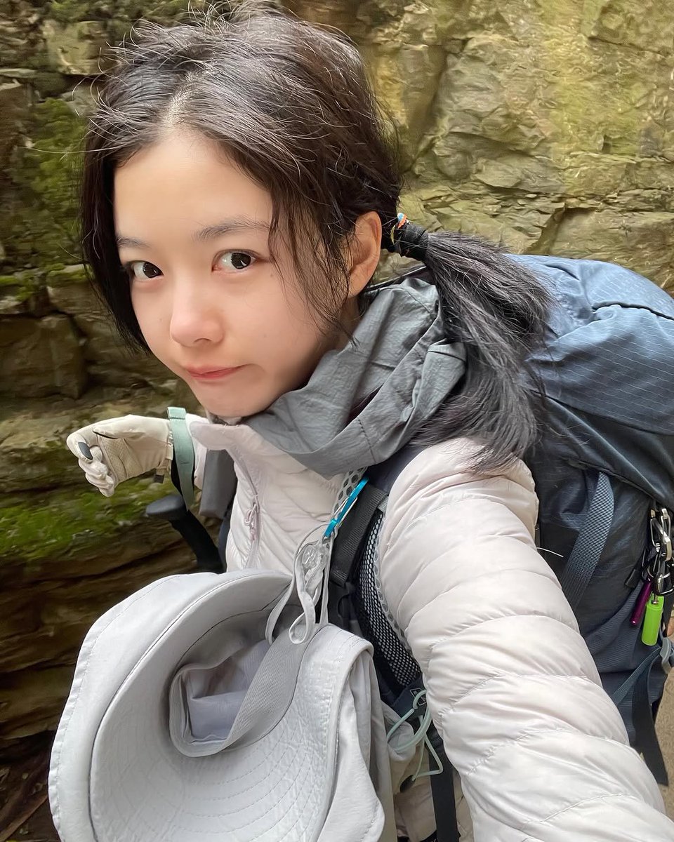 ilove_yoojung's tweet photo. So, Kim Yoojung literally walked the Camino de Santiago alone for 33 days 
This girl is so cool and amazing https://t.co/Cm28URSkOL