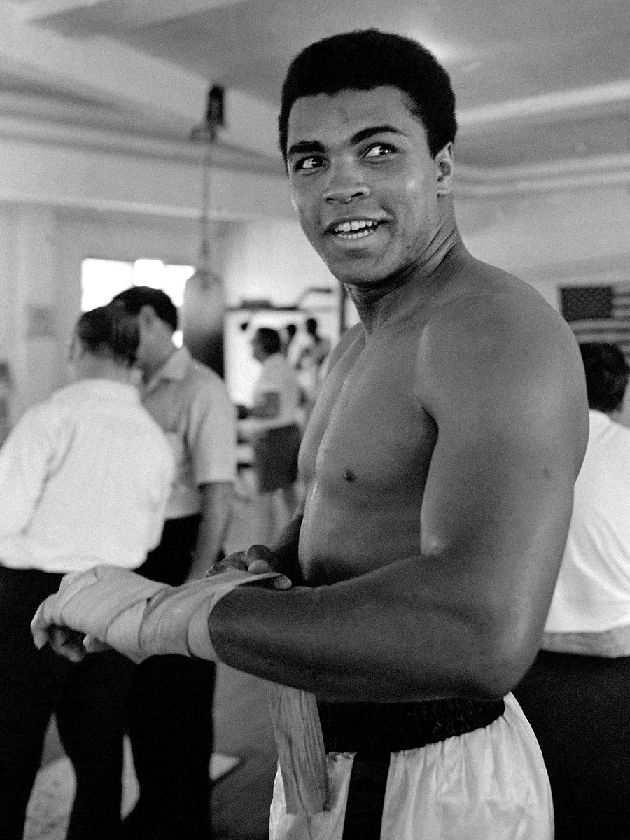 MuhammadAli's tweet photo. “I’m the greatest fighter in the entire world, how can I be afraid? I love people and people love me.”
📸: @LeiferNeil
#MuhammadAli #TheGreatest #AliLegacy #BoxingLegend #GOAT https://t.co/iJpEZuEJXI