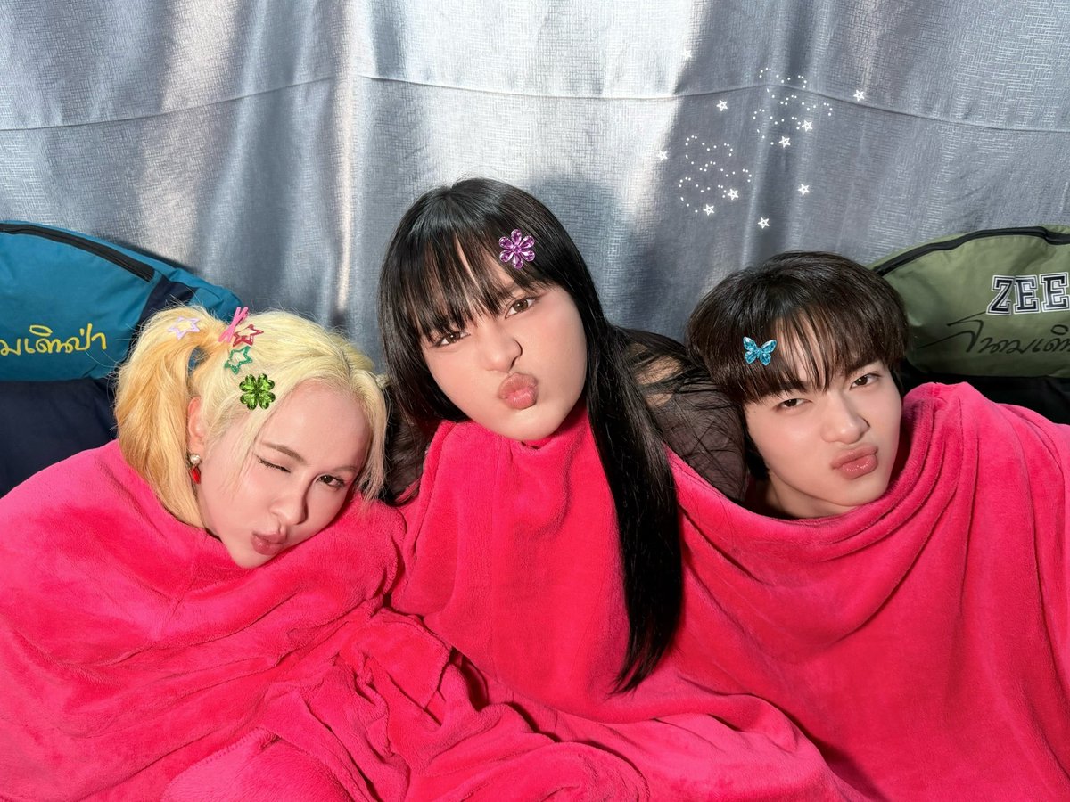 HUGELHEESeries's tweet photo. มนต์รักฮักอีหลี HUG E-LHEE : Somtum Rhapsody 🌶️🎙️

Q5 ~ เลิกกองแล้วเด้อพี่น้องสุผู้สุคนนน ~ 🎬✨

มื้อนี้น้องแก้ว น้องกิมจิ น้องน้อย ทั้งเก่งทั้งน่าฮักหล๊ายหลายยย~ 🥰 ยามนี้สิต้องขอโตลา… ไว้ฮอดมื้อหน้าสิกลับมาแจกความน่าฮักความม่วนให้อีกหลาย ๆ เทื่อเด้อสู! 💚🩷

ฝากเป็นกำลังใจให้ทีมงานและพวกน้องทุกคนนำเด้อจ้า พักผ่อนหลาย ๆ เด้อพี่น้องงง~ นอนหลับฝันดีตื่นมาสดใสเด้อสู! 🌙✨

HUG E LHEE Q5
#มนต์รักฮักอีหลีQ5