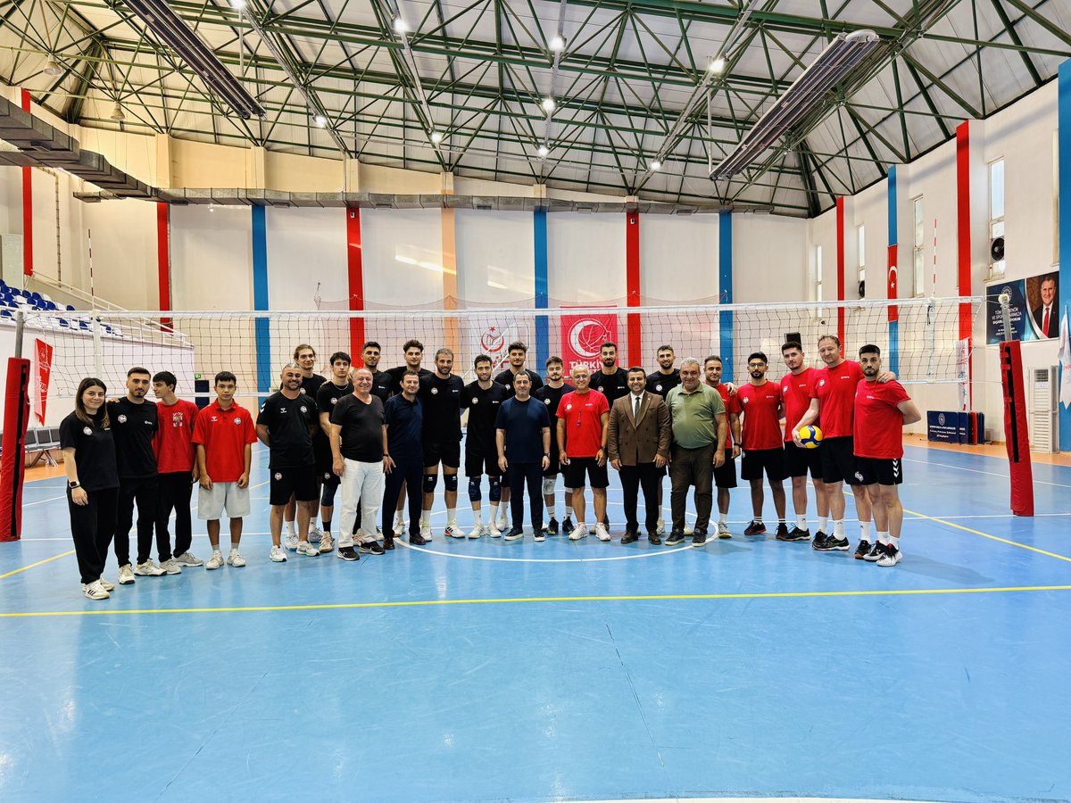 BBozgeyik_27's tweet photo. 🏐 Gaziantep Gençlik ve Spor kulübü Voleybol Takımımızın antrenmanını ziyaret ettik.

Geçtiğimiz sezon olduğu gibi bu sezon da Efeler Ligi’nde mücadele edecek takımımız; saha içinden saha dışına, sağlık ekibinden teknik kadrosuna, sporcularından tüm çalışma arkadaşlarına kadar tek yürek, tek hedef!

Tüm ekibi tebrik ediyor, başarılarla dolu bir sezon diliyorum. 💪🏐
@RTErdogan 
@gencliksporbak 
@Numannafizsahin 
@Alibagciby 
#Gaziantep