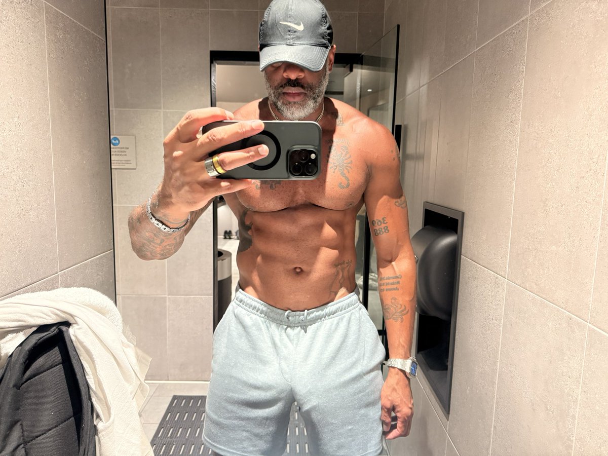 whoismjgeorge's tweet photo. Hump Day workout https://t.co/ChEZ1M6raa