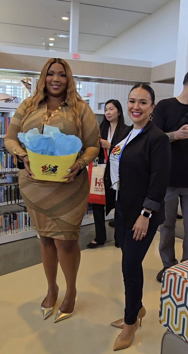 ReesStars's tweet photo. 🎶📚 What an amazing experience for our Rees Stars! Yesterday, our Fine Arts Clubs had the opportunity to meet & perform for Lizzo at the Houston Public Library for her new children’s book! ⭐️
More photos & videos on Facebook: https://t.co/H1OClT1pqT
#ReesPVAA #AliefISD #FineArts https://t.co/Ua3KtQESDU