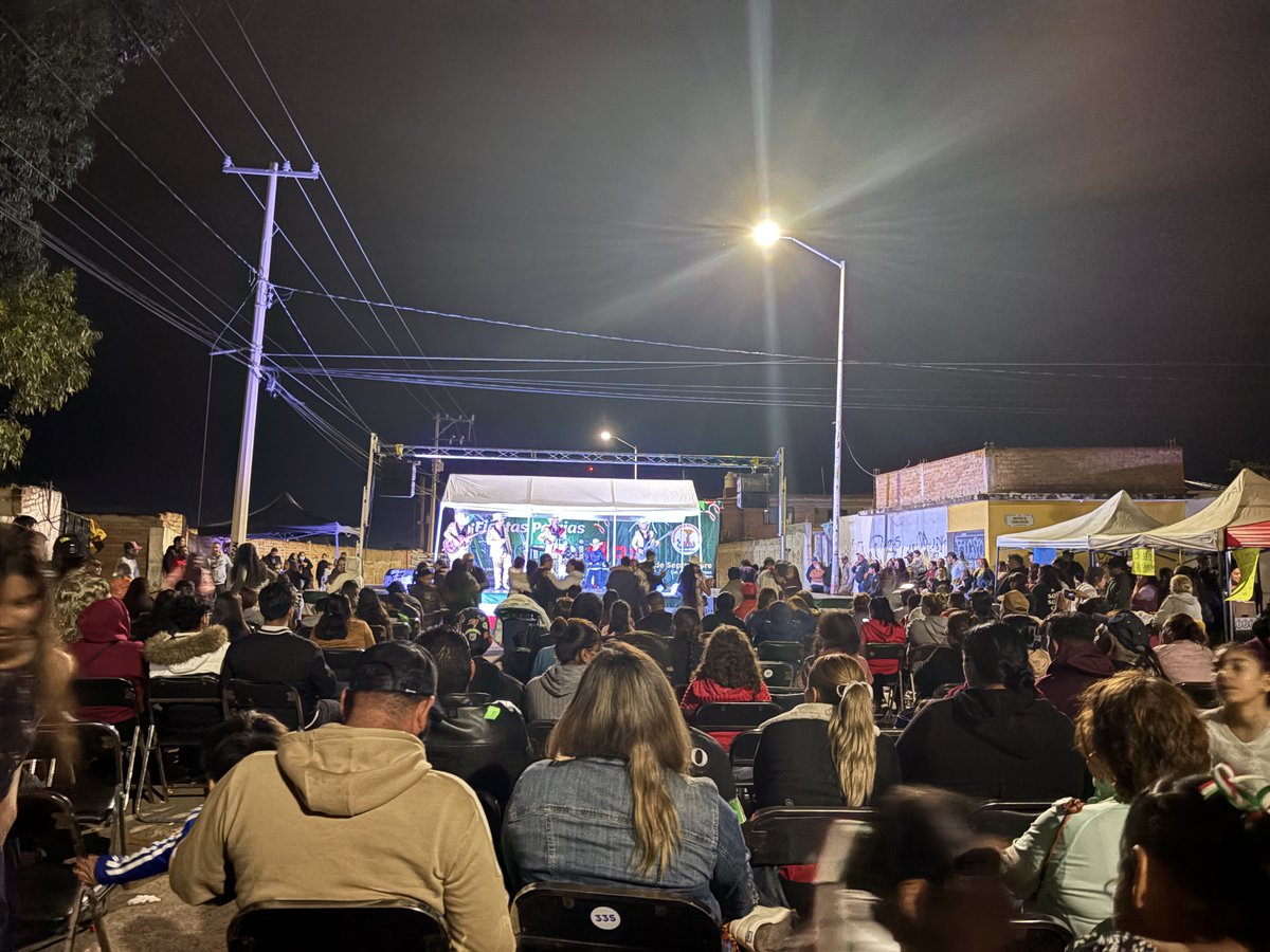 MAntorchaDgo's tweet photo. #Entérate || ¡FIESTAS PATRIAS ANTORCHISTAS!
La noche de este 15 de septiembre, la colonia Luz del Carmen se vistió de fiesta. Familias enteras se dieron cita para disfrutar de un banquete cultural que nos llenó de orgullo y alegría.

Poesía, música y danza fueron los ingredientes perfectos para celebrar nuestras raíces, en un evento organizado por integrantes del Movimiento Antorchista y los jóvenes de la Casa del Estudiante "Gral. Francisco Villa".

El momento cumbre llegó con el tradicional Grito de Independencia, conmemorando los 216 años de nuestra lucha por la libertad. Acompañado por fuegos artificiales y el torito. ¡Viva México!

Agradecemos a todas las familias de Luz del Carmen y colonias aledañas por acompañarnos y mantener viva nuestra cultura.