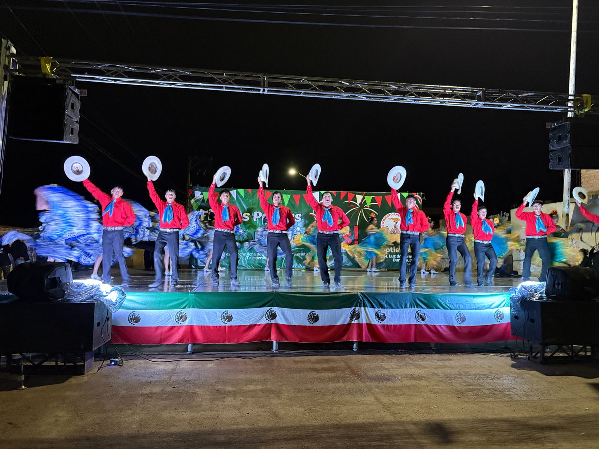 MAntorchaDgo's tweet photo. #Entérate || ¡FIESTAS PATRIAS ANTORCHISTAS!
La noche de este 15 de septiembre, la colonia Luz del Carmen se vistió de fiesta. Familias enteras se dieron cita para disfrutar de un banquete cultural que nos llenó de orgullo y alegría.

Poesía, música y danza fueron los ingredientes perfectos para celebrar nuestras raíces, en un evento organizado por integrantes del Movimiento Antorchista y los jóvenes de la Casa del Estudiante "Gral. Francisco Villa".

El momento cumbre llegó con el tradicional Grito de Independencia, conmemorando los 216 años de nuestra lucha por la libertad. Acompañado por fuegos artificiales y el torito. ¡Viva México!

Agradecemos a todas las familias de Luz del Carmen y colonias aledañas por acompañarnos y mantener viva nuestra cultura.