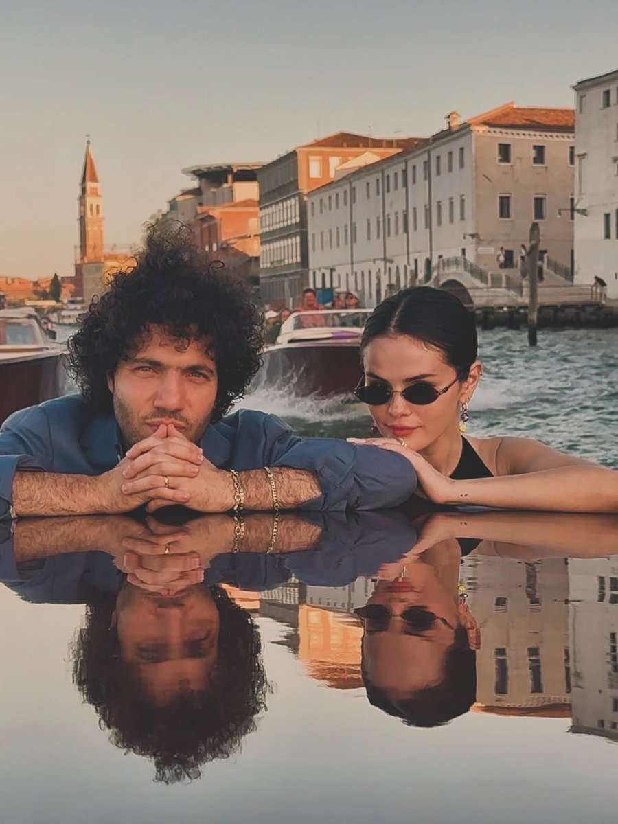 PortalSelenaBR's tweet photo. Benny Blanco relembrando um de seus momentos favoritos com Selena Gomez:

“Eu sou muito alérgico a abelhas e fui picado por uma. Tive que tomar uma dose bem alta de Benadryl. Passamos 24 horas na cama, conversando, rindo, dormindo, abraçados… apenas existindo. Olhei para ela e disse: ‘Eu poderia fazer isso pelo resto da minha vida. Não preciso fazer mais nada, nem ver nenhuma outra pessoa.’ Ela disse que sentia o mesmo.

Acho que foi o melhor dia da minha vida, talvez tirando o nosso casamento.” ❤️