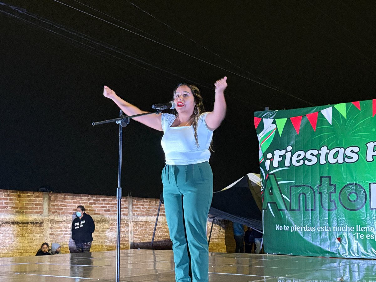 MAntorchaDgo's tweet photo. #Entérate || ¡FIESTAS PATRIAS ANTORCHISTAS!
La noche de este 15 de septiembre, la colonia Luz del Carmen se vistió de fiesta. Familias enteras se dieron cita para disfrutar de un banquete cultural que nos llenó de orgullo y alegría.

Poesía, música y danza fueron los ingredientes perfectos para celebrar nuestras raíces, en un evento organizado por integrantes del Movimiento Antorchista y los jóvenes de la Casa del Estudiante "Gral. Francisco Villa".

El momento cumbre llegó con el tradicional Grito de Independencia, conmemorando los 216 años de nuestra lucha por la libertad. Acompañado por fuegos artificiales y el torito. ¡Viva México!

Agradecemos a todas las familias de Luz del Carmen y colonias aledañas por acompañarnos y mantener viva nuestra cultura.