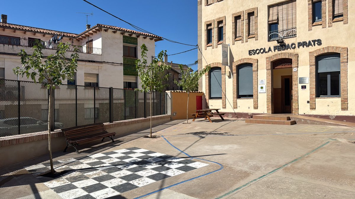 FEDACPrats's tweet photo. Per cert, que no us ho havíem dit!
Ahir els alumnes van plantar moreres bordes al pati!
No només les van plantar, sinó que van aprendre a acomodar la terra, a regar i es van comprometre a cuidar-les durant tot el curs ✨🌳
Us agrada!?
#vincle #llegat #responsabilitat https://t.co/gu7KEapUHF
