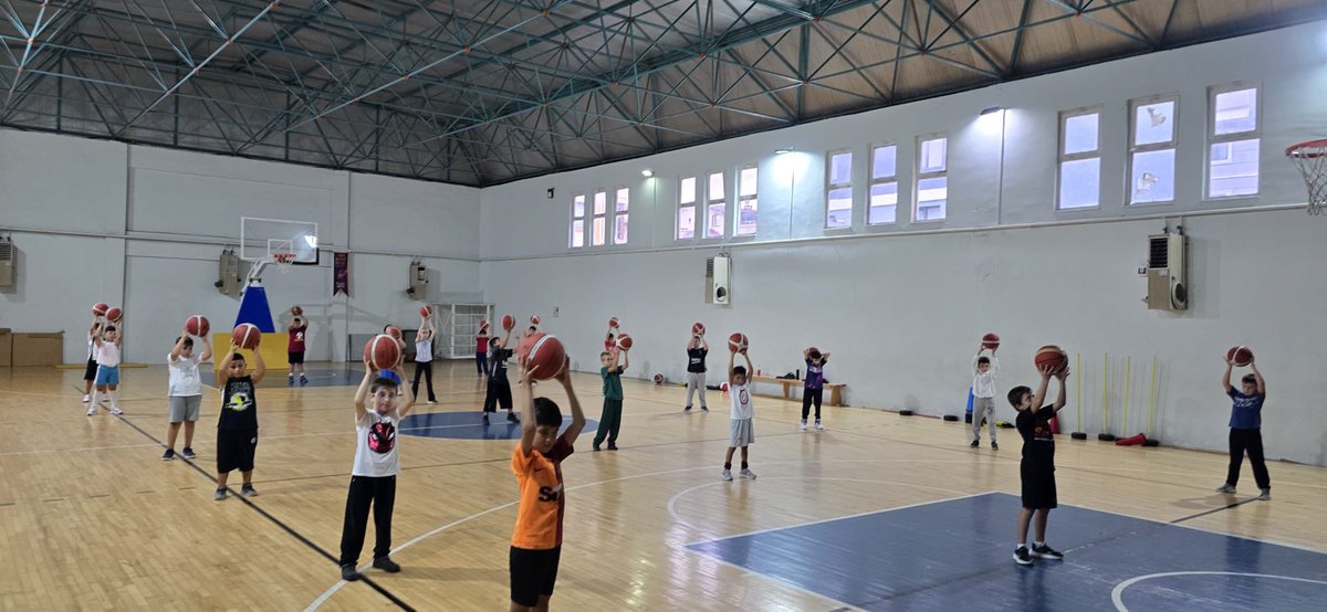 GSB_Yalova's tweet photo. 🏀 Biz sadece spor değil; disiplin, özgüven ve karakter inşa ediyoruz!

Bahçelievler Spor Salonu’nda basketbol antrenmanlarımız tüm enerjisiyle devam ediyor. 💪🔥 https://t.co/HQJYl28giT