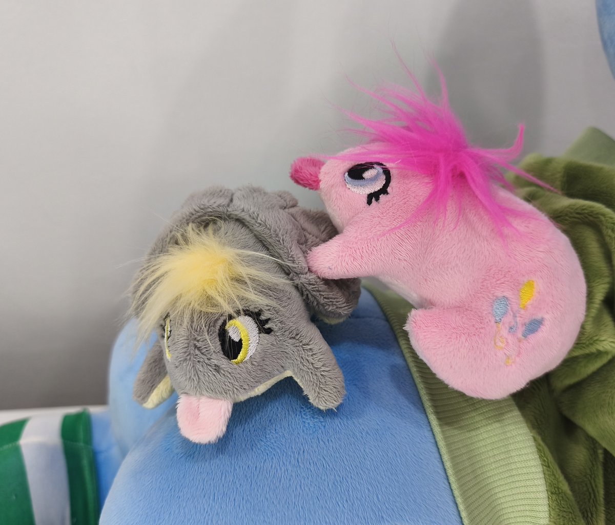 _LanaCraft's tweet photo. It's Wednesday my dudes!🐸#mlpfim #ItsWednesday #plush #mlp #frogs https://t.co/IxRNqGXUKg