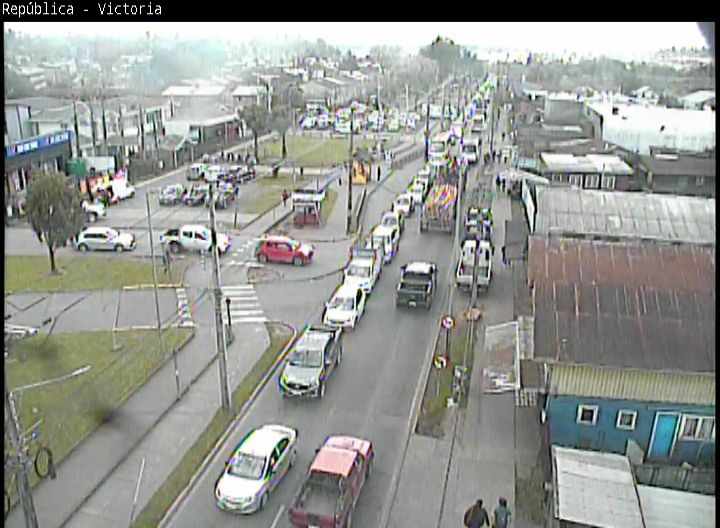 TTILosLagos's tweet photo. ⚠️ (14:25) Alto flujo vehicular en calle Victoria, desde Puente Chaurakawin en dirección Av. República. Planifique su desplazamiento. #Francke #Rahue #Osorno https://t.co/IgcG4jDbVC