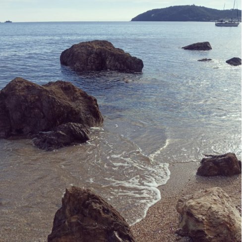 LightmyWays's tweet photo. 🪨 🌊 ⛵ https://t.co/He9ZobX20h