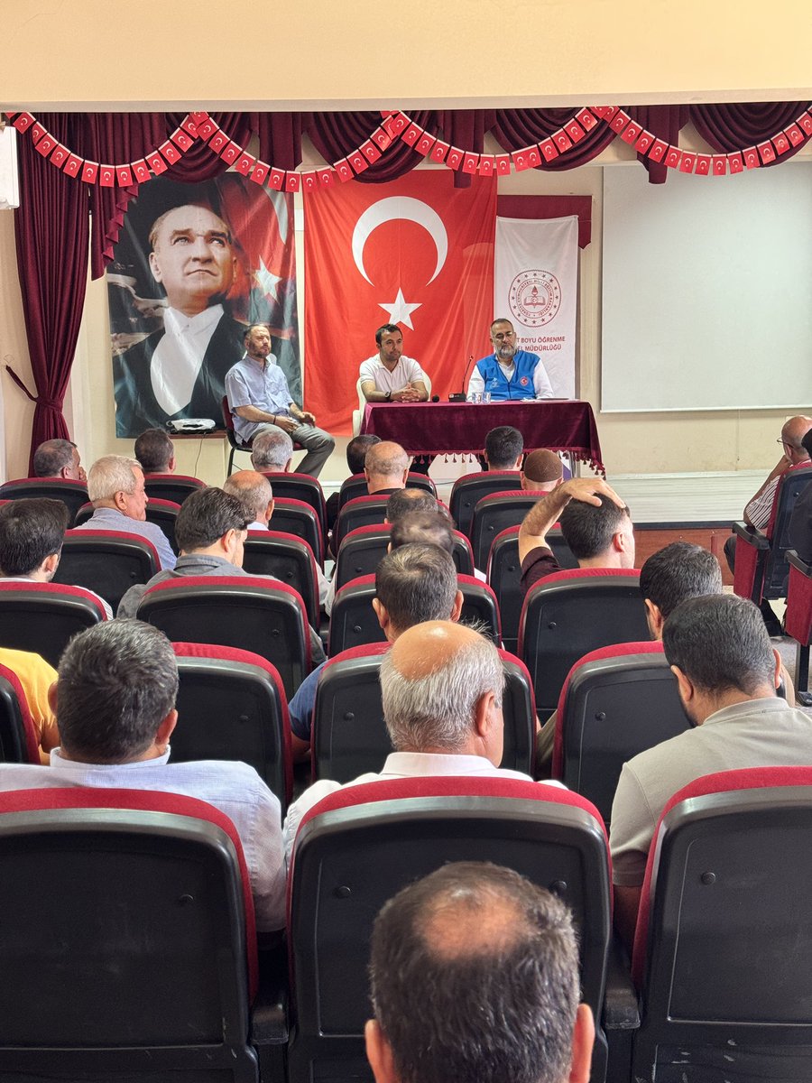 pazarcikmuft's tweet photo. EYLÜL AYI PERSONEL TOPLANTISI GERÇEKLEŞTİRİLDİ

Müftülüğümüzce düzenlenen Eylül ayı personel toplantısı, İlçe Müftümüz Ali Osman UŞAK başkanlığında gerçekleştirildi. 

Toplantıda hizmetlerde etkinlik, birlik ve koordinasyon ile idari duyurular ele alındı.

#Diyanet @aliosmanusak https://t.co/dNwJpghgpR