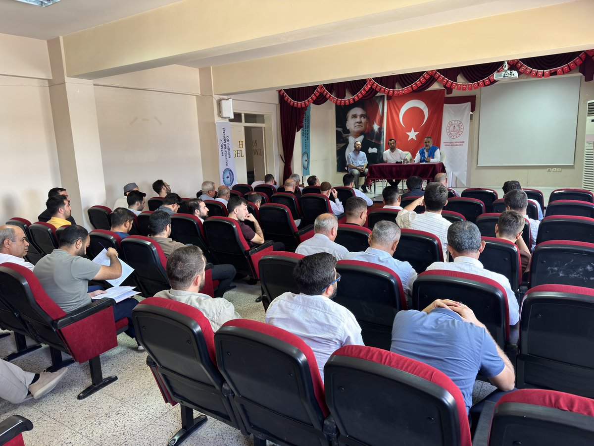 pazarcikmuft's tweet photo. EYLÜL AYI PERSONEL TOPLANTISI GERÇEKLEŞTİRİLDİ

Müftülüğümüzce düzenlenen Eylül ayı personel toplantısı, İlçe Müftümüz Ali Osman UŞAK başkanlığında gerçekleştirildi. 

Toplantıda hizmetlerde etkinlik, birlik ve koordinasyon ile idari duyurular ele alındı.

#Diyanet @aliosmanusak https://t.co/dNwJpghgpR