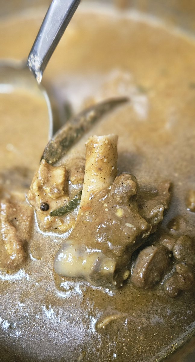 PrakashRaghav's tweet photo. @pritika_9 Every Indian home has these for lunch at least once a week !
#MuttonCurry #ChilliChicken #MuttonChukka #Eggfry #SouthIndian #Food #foodie #Mutton #Chicken #Indian #Reels https://t.co/s7s6m8dQZk