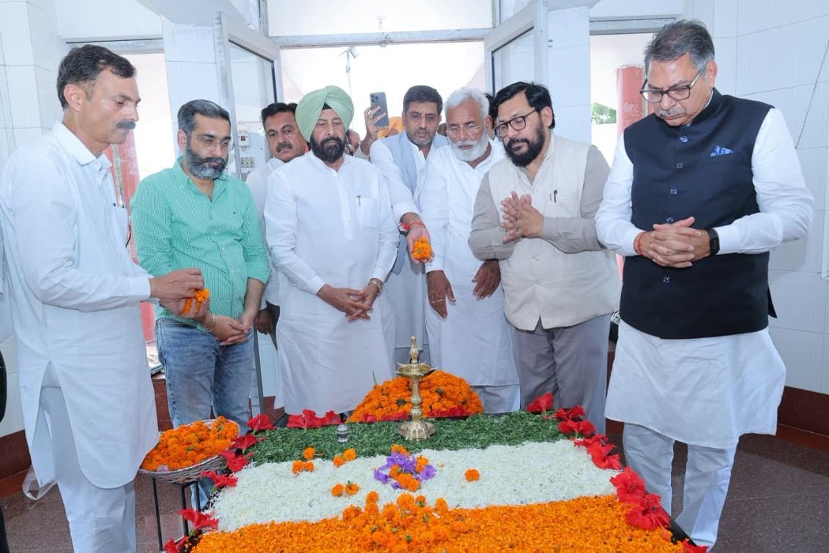 Subodhverma27's tweet photo. ਪੰਜਾਬ ਤੋਂ ਨਸ਼ੇ ਦਾ ਕਲੰਕ ਮਿਟਾਉਣ ਪੰਜਾਬ BJP ਵੱਲੋਂ ਵਿੱਢੀ ਨਸ਼ਾ ਮੁਕਤ ਪੰਜਾਬ ਯਾਤਰਾ ਦੀ ਤਿਆਰੀਆਂ ਲਈ ਅੱਜ ਫਾਜਲਕਾ ਪੁੱਜੇ ਇੰਚਾਰਜ ਸ਼੍ਰੀ ਸਤੀਸ਼ ਪੂਣੀਆਂ ਜੀ&amp;ਪ੍ਰਧਾਨ ਸ. ਕੇਵਲ ਸਿੰਘ ਢਿੱਲੋ ਜੀ,ਸੁਰਜੀਤ ਜਿਆਣੀ ਜੀ,ਨੇ ਆਸਫਵਾਲਾ ਵਿਖੇ ਸ਼ਹੀਦਾਂ ਦੀ ਸਮਾਧ ਤੇ ਅਕੀਦਤ ਦੇ ਫੁੱਲ ਚੜ੍ਹਾ ਨਸ਼ੇ ਦੇ ਖਾਤਮੇ ਦੇ ਪਵਿੱਤਰ ਟੀਚੇ ਲਈ ਅਰਦਾਸ ਕੀਤੀ https://t.co/rzT37rbdWV