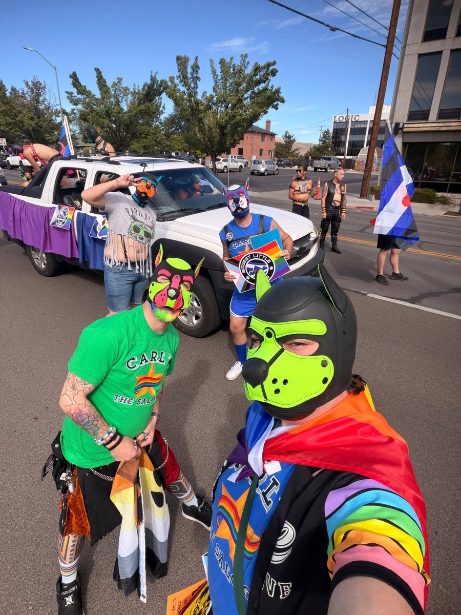 BLPupsReno's tweet photo. Awooo the pups had a blast last weekend at #northernnevadapride glad the weather this year was decent, usually sweating our tails off 😮‍💨🐾🖤💙🤍❤️🏳️‍🌈🏳️‍⚧️

#pride #pups #biggestlittlepups #pride2026 https://t.co/dFiozJrTyT