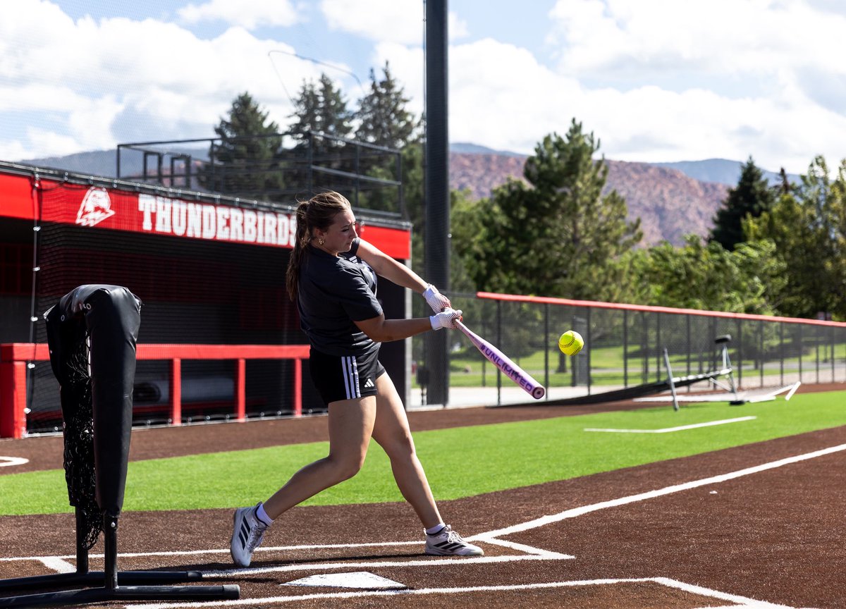 SUUSoftball's tweet photo. Putting in the work with our friends at Easton 💥

#TBirdNation ⚡️ #RaiseTheHammer https://t.co/Qtx4JDroHX
