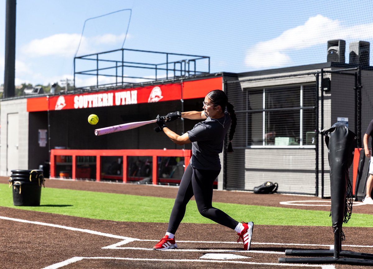 SUUSoftball's tweet photo. Putting in the work with our friends at Easton 💥

#TBirdNation ⚡️ #RaiseTheHammer https://t.co/Qtx4JDroHX
