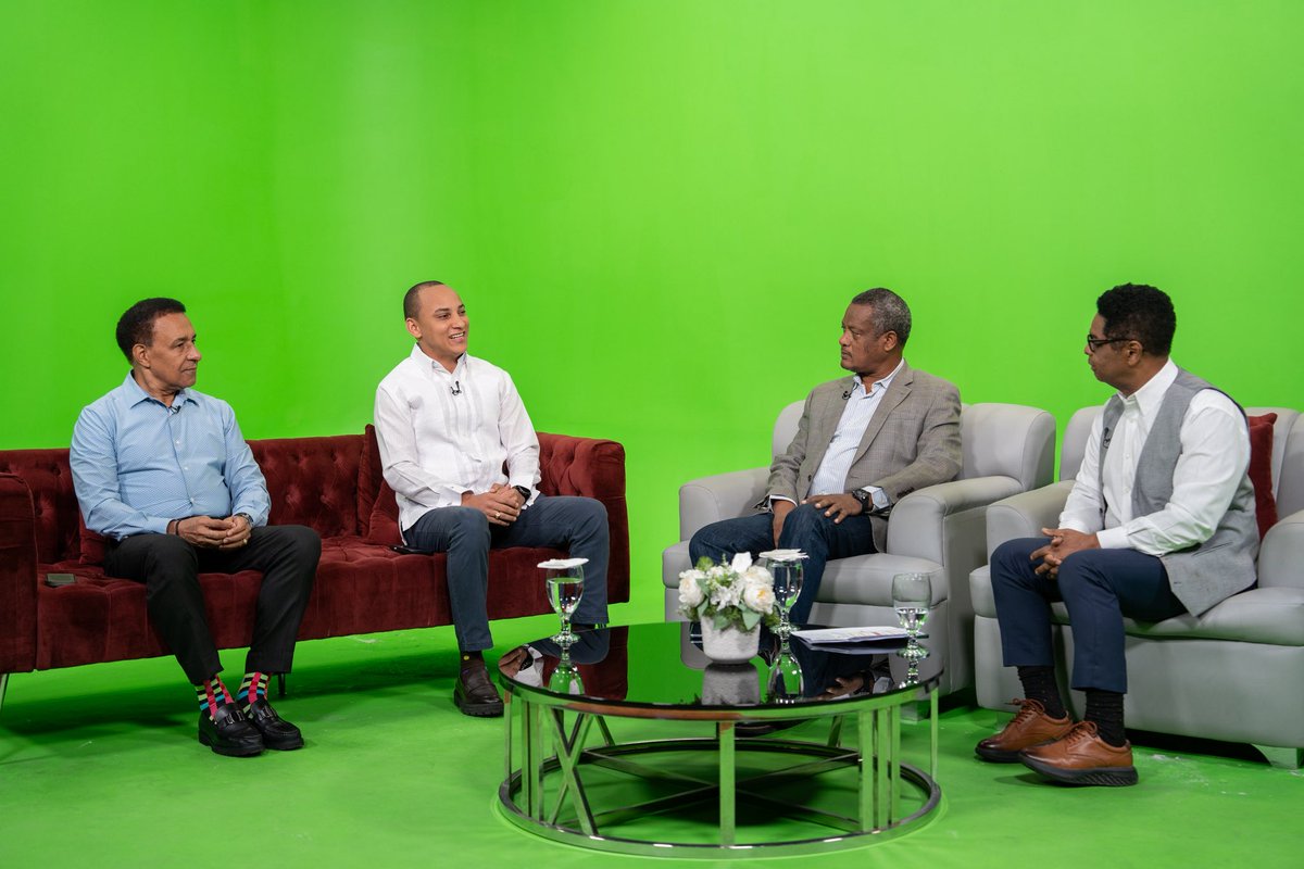 JoaquinFerndez's tweet photo. Agradecido con todo el equipo de @TraenVivo por la invitación, y con Francis Javier, Fernando Núñez y Marino Lora por la amena conversación sobre nuestras funciones de gobierno y los retos que asumimos desde la Secretaría General de la JRM.

¡Gracias por recibirnos! 🇩🇴 https://t.co/0NdC2Mvria