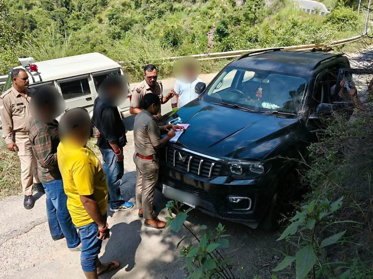 uttarakhandcops's tweet photo. ЁЯЪи рд╣реБрдХреНрдХрд╛ рдкреАрдиреЗ рдирд┐рдХрд▓реЗ рдереЗ, рдЪрд╛рд▓рд╛рди рд▓реЗрдХрд░ рд▓реМрдЯреЗ!
рдЬрдирдкрдж рдЕрд▓реНрдореЛрдбрд╝рд╛ рдореЗрдВ рдкреБрд▓рд┐рд╕ рдиреЗ рд╕рд╛рд░реНрд╡рдЬрдирд┐рдХ рд╕реНрдерд╛рди рдкрд░ рд╣реБрдХреНрдХрд╛ рдкреАрддреЗ рдорд┐рд▓реЗ 05 рд▓реЛрдЧреЛрдВ рдкрд░ рдХрд╛рд░реНрд░рд╡рд╛рдИ рдХреАред
рд▓реЗрдХрд┐рди рд╕рд╛рд░реНрд╡рдЬрдирд┐рдХ рдЬрдЧрд╣ рдкрд░ рд╣реБрдХреНрдХрд╛ рдирд╣реАрдВ рдЪрд▓реЗрдЧрд╛!
рдорд░реНрдпрд╛рджрд╛ рдореЗрдВ рд░рд╣рд┐рдП, рдХрд╛рд░реНрд░рд╡рд╛рдИ рд╕реЗ рдЦрд╝реБрдж рдХреЛ рдмрдЪрд╛рдЗрдпреЗред
#OperationMaryada #AlmoraPolice #UttarakhandPolice https://t.co/NDfNmU8sff