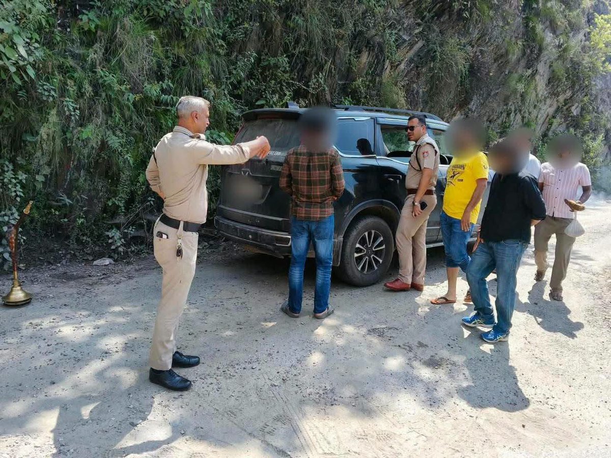 uttarakhandcops's tweet photo. ЁЯЪи рд╣реБрдХреНрдХрд╛ рдкреАрдиреЗ рдирд┐рдХрд▓реЗ рдереЗ, рдЪрд╛рд▓рд╛рди рд▓реЗрдХрд░ рд▓реМрдЯреЗ!
рдЬрдирдкрдж рдЕрд▓реНрдореЛрдбрд╝рд╛ рдореЗрдВ рдкреБрд▓рд┐рд╕ рдиреЗ рд╕рд╛рд░реНрд╡рдЬрдирд┐рдХ рд╕реНрдерд╛рди рдкрд░ рд╣реБрдХреНрдХрд╛ рдкреАрддреЗ рдорд┐рд▓реЗ 05 рд▓реЛрдЧреЛрдВ рдкрд░ рдХрд╛рд░реНрд░рд╡рд╛рдИ рдХреАред
рд▓реЗрдХрд┐рди рд╕рд╛рд░реНрд╡рдЬрдирд┐рдХ рдЬрдЧрд╣ рдкрд░ рд╣реБрдХреНрдХрд╛ рдирд╣реАрдВ рдЪрд▓реЗрдЧрд╛!
рдорд░реНрдпрд╛рджрд╛ рдореЗрдВ рд░рд╣рд┐рдП, рдХрд╛рд░реНрд░рд╡рд╛рдИ рд╕реЗ рдЦрд╝реБрдж рдХреЛ рдмрдЪрд╛рдЗрдпреЗред
#OperationMaryada #AlmoraPolice #UttarakhandPolice https://t.co/NDfNmU8sff