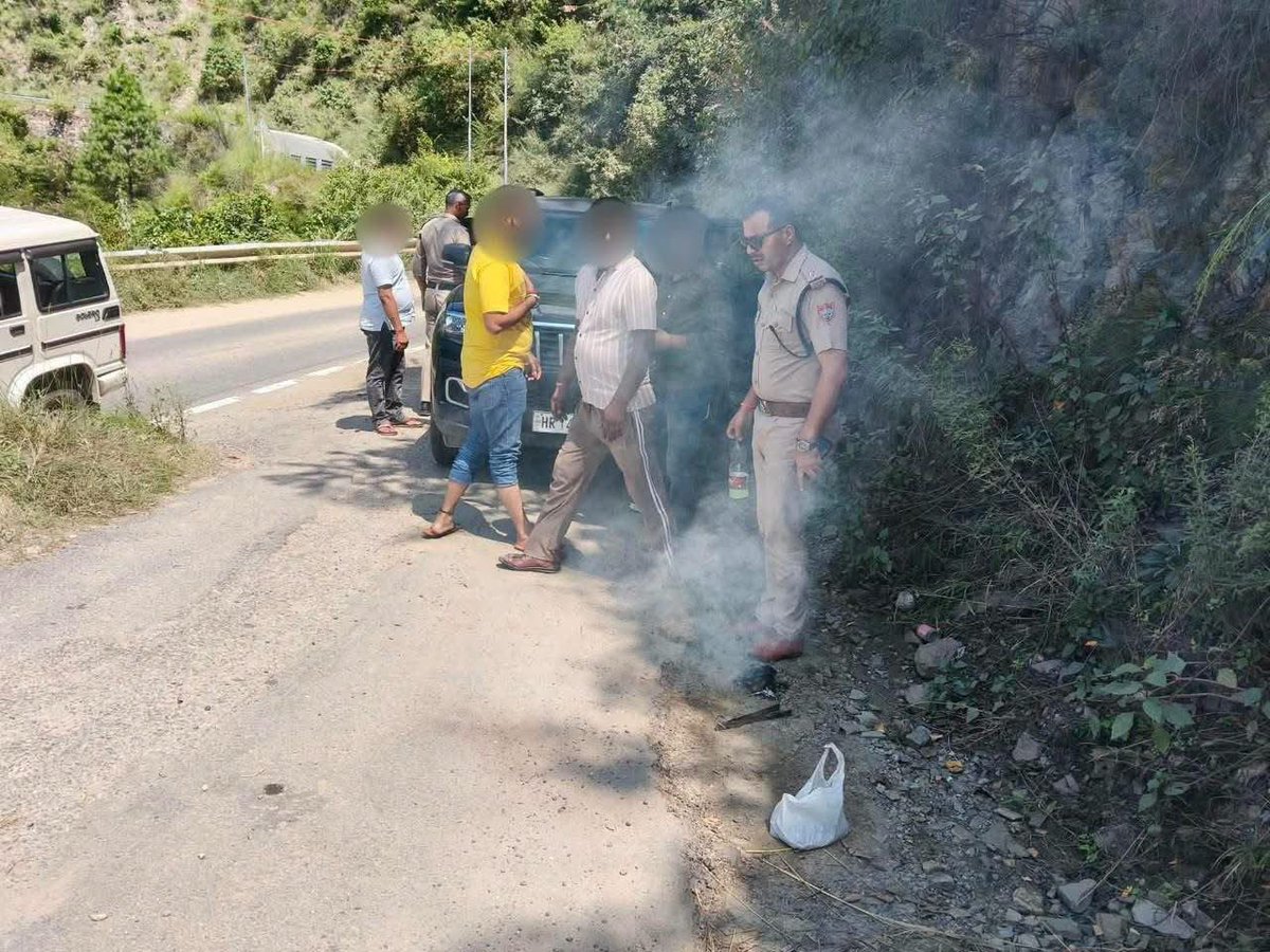uttarakhandcops's tweet photo. ЁЯЪи рд╣реБрдХреНрдХрд╛ рдкреАрдиреЗ рдирд┐рдХрд▓реЗ рдереЗ, рдЪрд╛рд▓рд╛рди рд▓реЗрдХрд░ рд▓реМрдЯреЗ!
рдЬрдирдкрдж рдЕрд▓реНрдореЛрдбрд╝рд╛ рдореЗрдВ рдкреБрд▓рд┐рд╕ рдиреЗ рд╕рд╛рд░реНрд╡рдЬрдирд┐рдХ рд╕реНрдерд╛рди рдкрд░ рд╣реБрдХреНрдХрд╛ рдкреАрддреЗ рдорд┐рд▓реЗ 05 рд▓реЛрдЧреЛрдВ рдкрд░ рдХрд╛рд░реНрд░рд╡рд╛рдИ рдХреАред
рд▓реЗрдХрд┐рди рд╕рд╛рд░реНрд╡рдЬрдирд┐рдХ рдЬрдЧрд╣ рдкрд░ рд╣реБрдХреНрдХрд╛ рдирд╣реАрдВ рдЪрд▓реЗрдЧрд╛!
рдорд░реНрдпрд╛рджрд╛ рдореЗрдВ рд░рд╣рд┐рдП, рдХрд╛рд░реНрд░рд╡рд╛рдИ рд╕реЗ рдЦрд╝реБрдж рдХреЛ рдмрдЪрд╛рдЗрдпреЗред
#OperationMaryada #AlmoraPolice #UttarakhandPolice https://t.co/NDfNmU8sff