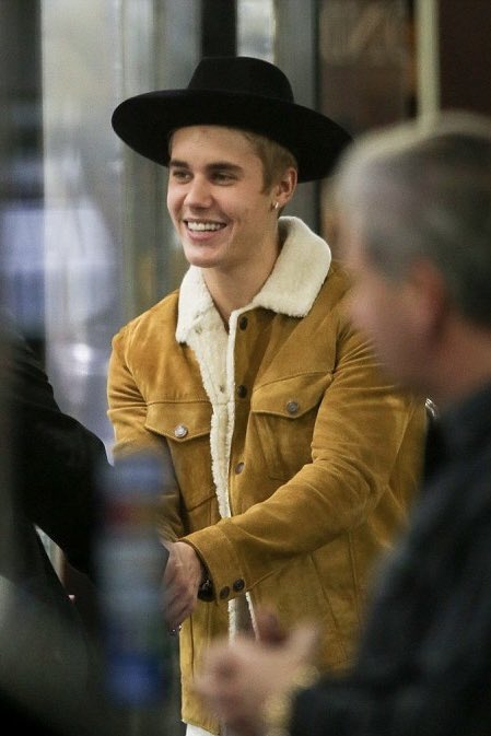 JBIEBERARCHlVE's tweet photo. Justin Bieber at a jewelry store in New York ✰ November 12, 2014 https://t.co/KM3t8rb7Dg