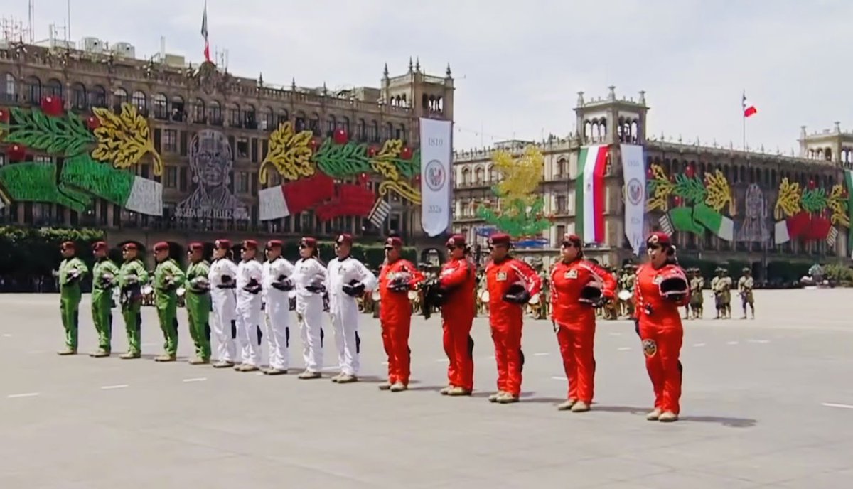 rosaicela_'s tweet photo. Paracaidistas de nuestras #FuerzasArmadas descendieron desde 6 mil pies de altura en el primer cuadro de la Ciudad de México. 🇲🇽 🪂#DesfileCívicoMilitar2026 @Claudiashein @SEMAR_mx @Defensamx1 @GN_MEXICO_ https://t.co/UmfBkFoUO3