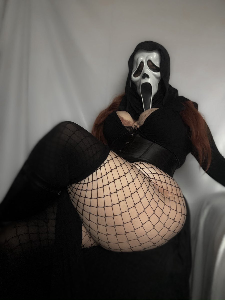 xkittenxgirl's tweet photo. ghost face looks a lil different https://t.co/R5JA8eCCBF
