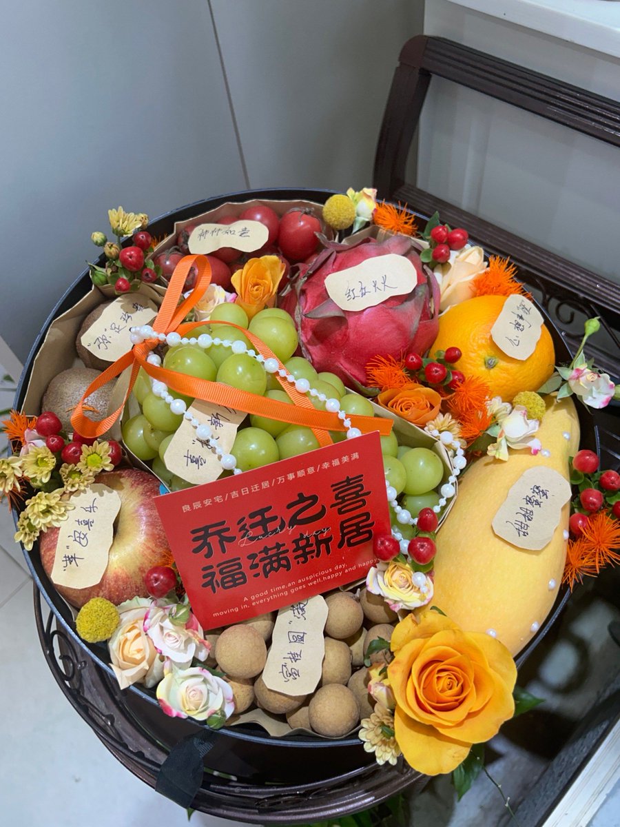 TessZuberbgb's tweet photo. Neighborly win! Mrs. Li brought warm osmanthus cakes for our building, and I left a homemade fruit salad on her porch this morning. Small acts make our block feel like family!， https://t.co/EgtBYhPbma