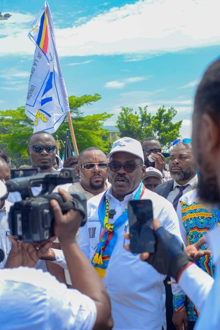 activiste3105's tweet photo. Rebelle @DSESANGA t'es un petit comédien. Je veux te répondre par des images. Sache le que tu ne vaux même pas la cheville de @nskazadi. https://t.co/0DCNs8H43y
