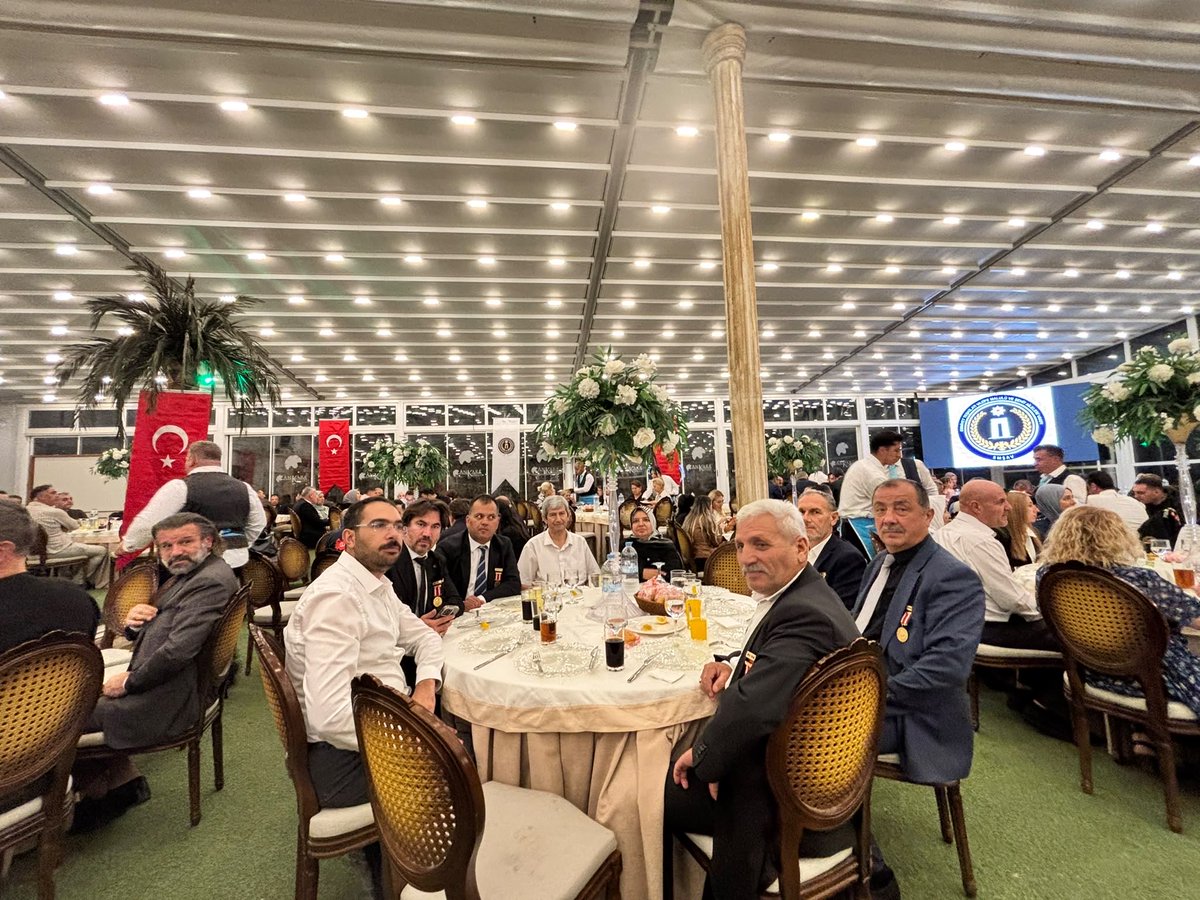 VatanGaziSehitD's tweet photo. Bugün dernek Başkanımız ve Gazilerimiz Emniyet Teşkilatı Vazife Malulü ve Şehit Aileleri Vakfı(EMŞAV) vakfının düzenlemiş olduğu programa katılım sağladır.

Programa davetlerinden dolayı (EMŞAV) Başkanı @EMSAVayilmaz teşekkür ederiz.🇹🇷

@rterdogan @hasandogantr @kubrayigitbasi https://t.co/sIFavQdGOm