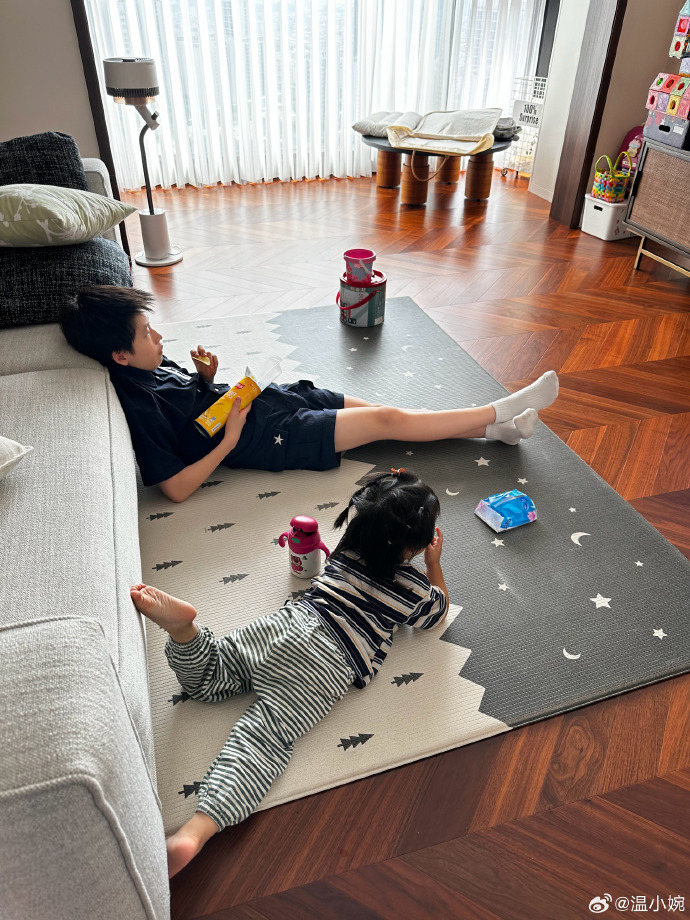 softx945390's tweet photo. Build a pillow fort u0026 have a mini picnic on the living room floor!  Storytelling, giggles, and messy snacks = perfect family time https://t.co/9HucMm1dyN