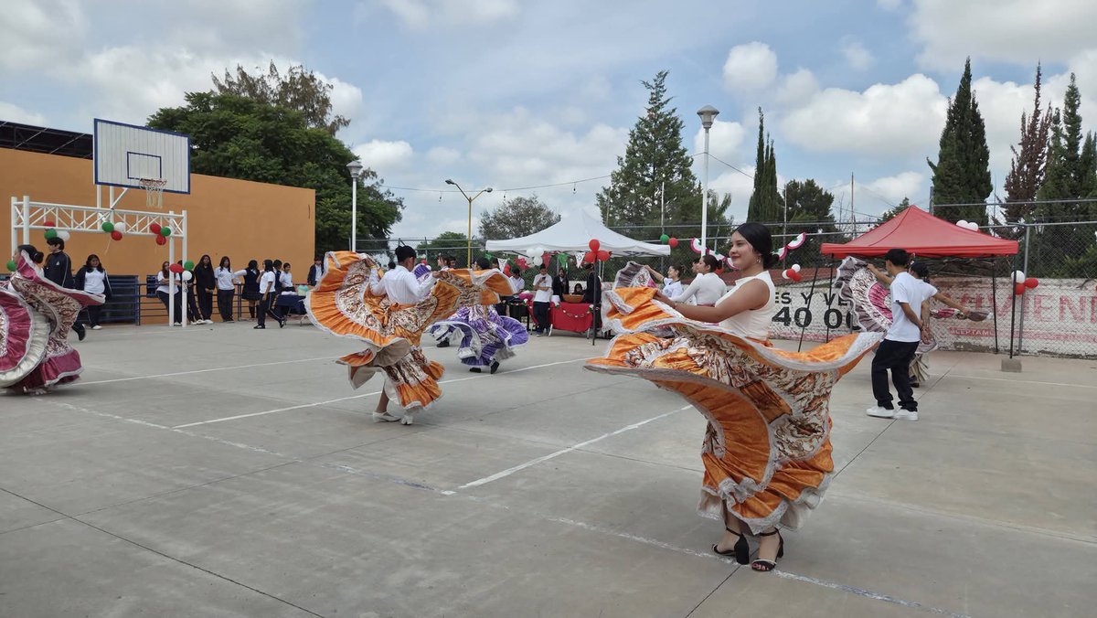 FnerrrAguas's tweet photo. 🇲🇽 Con bailes, deportes y kermés, estudiantes fenerianos celebraron las fiestas patrias.

“Hoy más que nunca, es urgente que los jóvenes se eduquen y concienticen para luchar por un país más justo”, mencionó Liliana González, encargada del trabajo estudiantil.🔥 https://t.co/2OvvVL8j8q