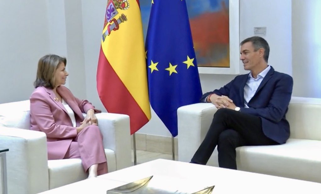 Laura_Ch's tweet photo. Tuve un provechoso encuentro con el presidente Pedro Sánchez en La Moncloa. La reunión fue una oportunidad para agradecer el respaldo que el gobierno de España ha brindado al @ClubdeMadrid y para compartir criterios sobre preocupaciones comunes de la agenda global y del sistema multilateral.