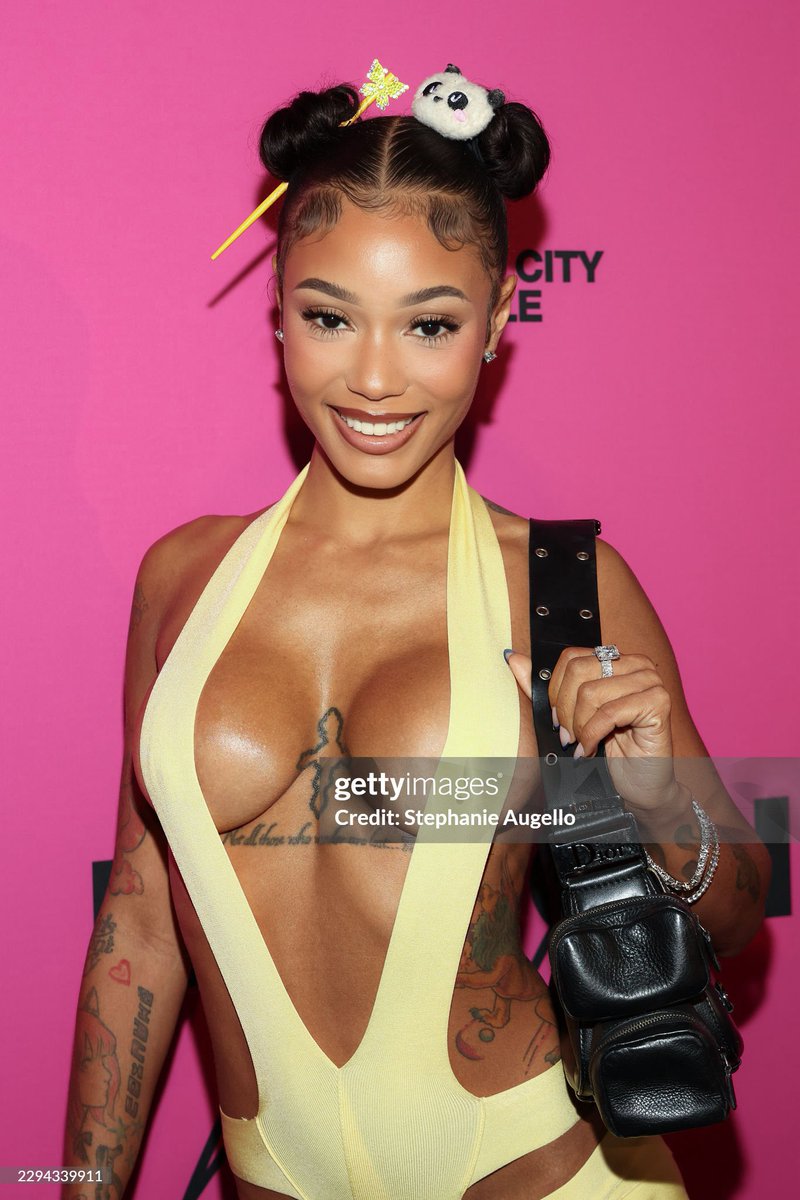 coi_leray's tweet photo. My favorite looks from fashion week. THE SWITCH UP IS CRAZYYY 🔥🔥😍😍🆑 https://t.co/PquifN02NL