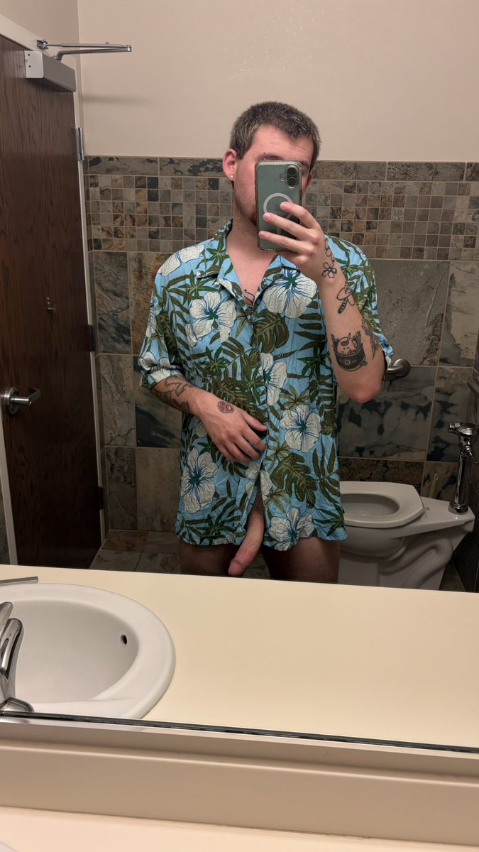 PiercedBum's tweet photo. shirt of the day ft. my pretty dick

#bwc #nsfw #dickpic #porn https://t.co/sy6J32HDnc