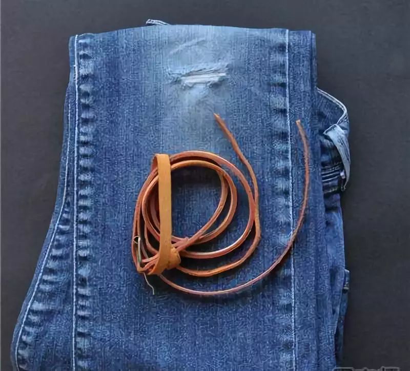larkw224697's tweet photo. Turning old denim jeans into a stylish phone pouch in 10 mins! Save money u0026 cut waste.  #UpcycleDIY https://t.co/DcmgOPJYFT