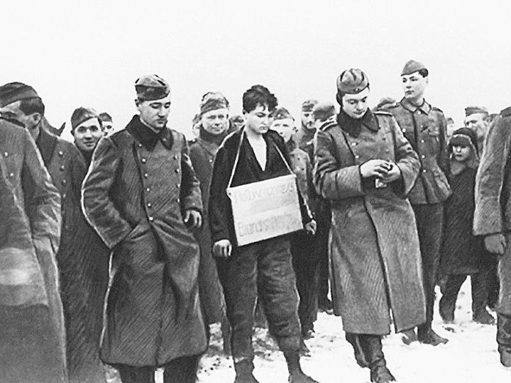 kotjara_siamski's tweet photo. Это Зоя, которую ведут на казнь 29 ноября 1941 года нацистами. Вот её последние слова согласно свидетельствам тех, кто пережил войну:

«Товарищи, почему вы такие грустные? Я не боюсь умирать, я счастлива умереть за свой народ […] Вы собираетесь повесить меня, но я не одна. Нас больше 200 миллионов, и вы не сможете повесить нас всех. Мои товарищи отомстят за мою смерть. Немцы, сдавайтесь, пока не поздно. Победа будет за нами.»