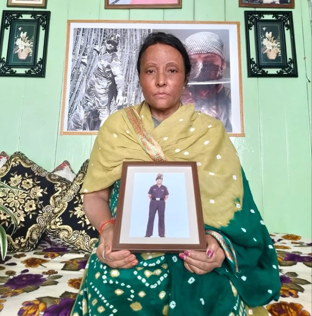 37VManhas's tweet photo. Meet Smt Arti Devi. She today completed three years sans her son
LANCE NAIK SAMEER SEWA
14 GRENADIERS #IndianArmy
who was immortalised on this day in defending us.
#FreedomisnotFree a few pay #CostofWar. https://t.co/gboK6eDgNm