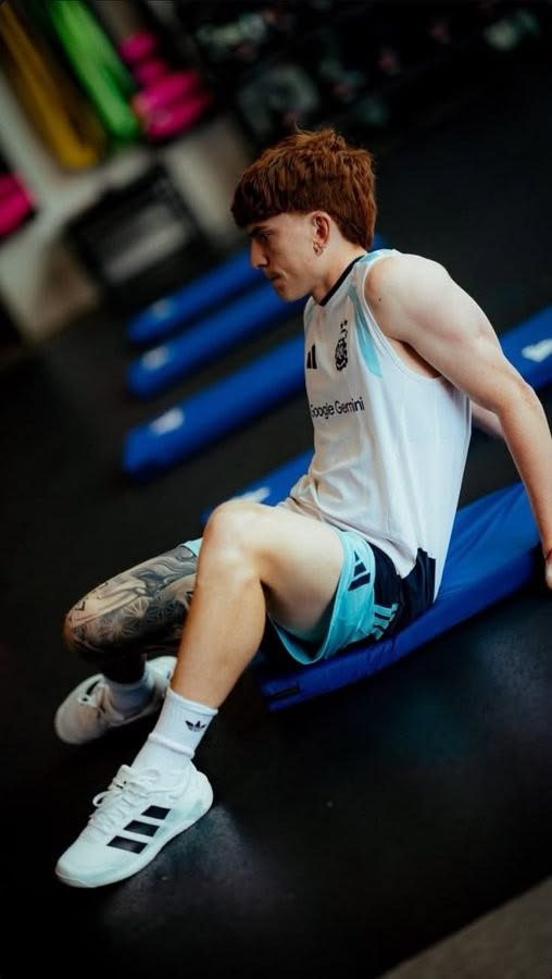Eli_barcopaz's tweet photo. Fuera de juego || Au #BarcoPaz

Dónde el Colo es el único omega de su equipo y eso le trae ciertos problemas. 

O.

Dónde Nico está que explota de celos al ver que Xavi utiliza a su omega como anzuelo para distraer a los a alfas contrarios. https://t.co/9K8YqXFD7o