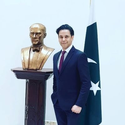 DrDemirdasEn's tweet photo. Mekke vuruluyor yalan haberini İslam aleminde yayan ve fitne çıkarmakla görevlendirilmiş kişi Ahmed Quraishi.

Fotoğrafları her şeyi anlatıyor. 

(Solda siyah şapkalı, Ağlama Duvarı önündeki, sağdaki ise Tivitır profil fotosu!) https://t.co/00XVqG7frj