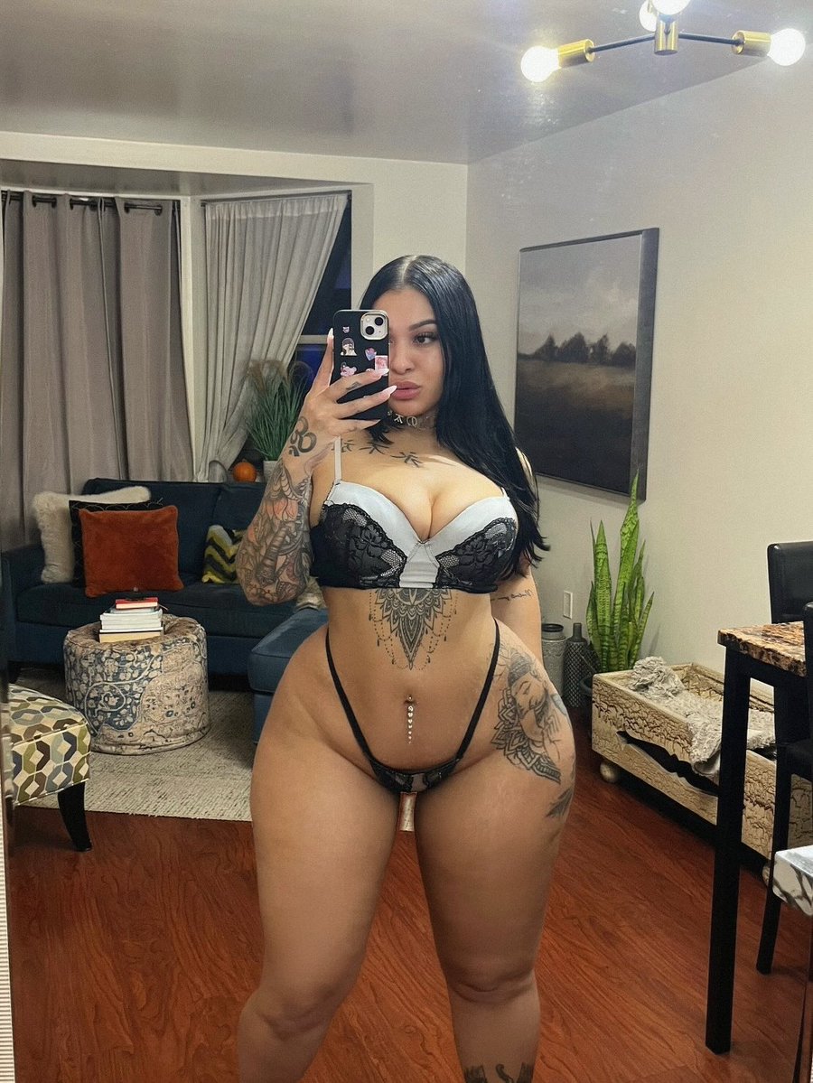 aliennpucci's tweet photo. Can I be your favorite ? 👀 https://t.co/7YjTIpy4na