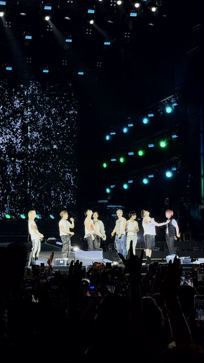njdlocket's tweet photo. guys i saw stray kids again last week and it was kinda insane like INSANE 
BANGCHAN RUNNING TO ME?!?!?!
HOW IS THIS LIFE (needed to share and yell about it https://t.co/2mJzH9QXGT