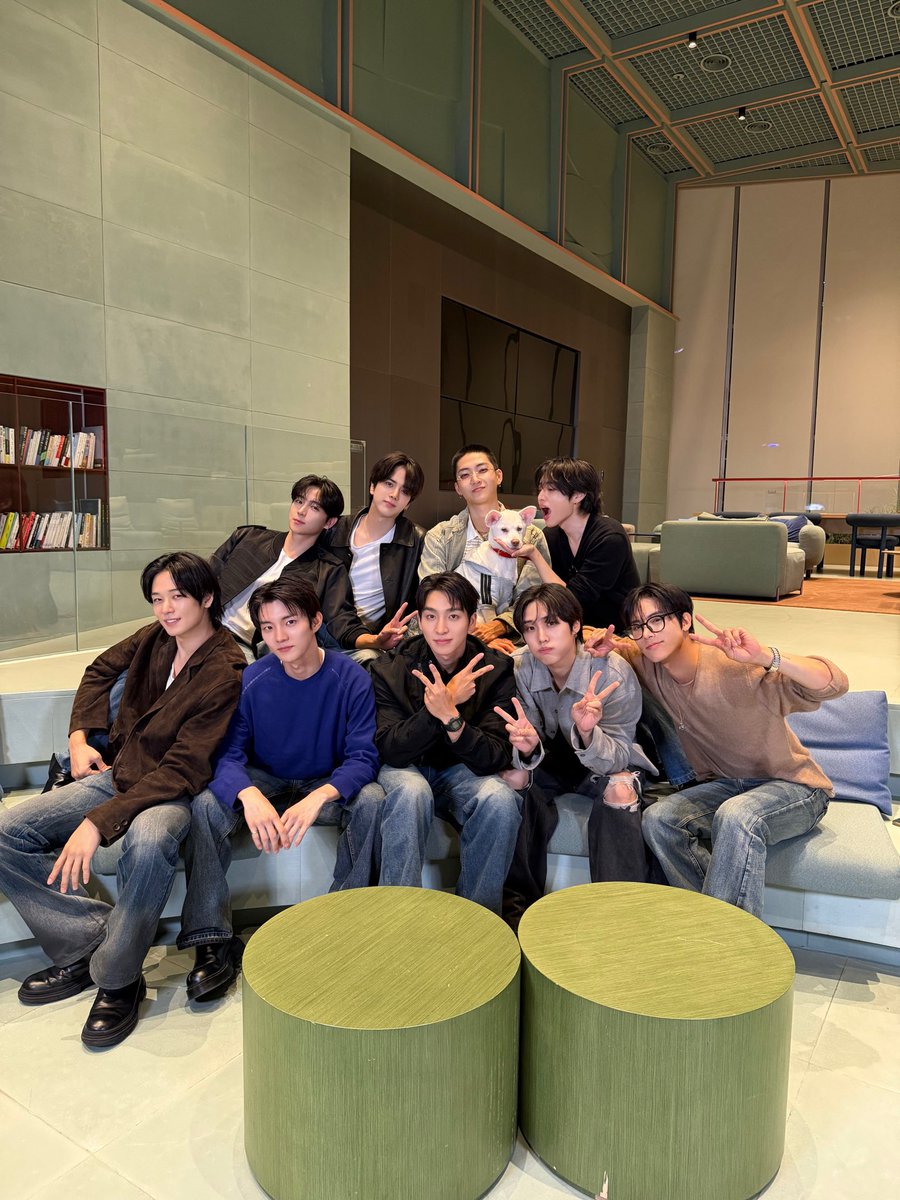 officl_theboyz's tweet photo. [📸] 
더보이즈 아이돌 라디오 완료 🎊

더비 오늘 행복 했나요?
완전체 더보이즈는 에너지 충전 1206% 끝! ⚡️💪

#THEBOYZ #더보이즈 https://t.co/cPZux21oap
