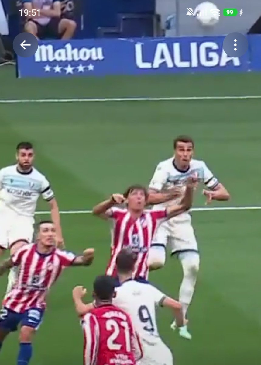 Elpisodemanu's tweet photo. Sin brazos
Sin fuerza excesiva 
Sin sangre, herida abierta o similar 

Prohibido usar los brazos, prohibido saltar al balón, prohibido meter la cabeza para rematar. Al revés jamás hubiera sido penalti. Dos segundos después gol de Osasuna.

Lamentable lo malos que sois @CTARFEF https://t.co/ETrmLbJksy