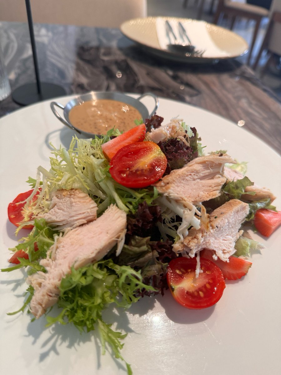sharp699386's tweet photo. Quick 5-min high-protein减脂餐：grilled chicken, mixed greens, cherry tomatoes u0026 a squeeze of lemon. Light, filling, perfect for busy weekdays! https://t.co/P0FVMaHglQ