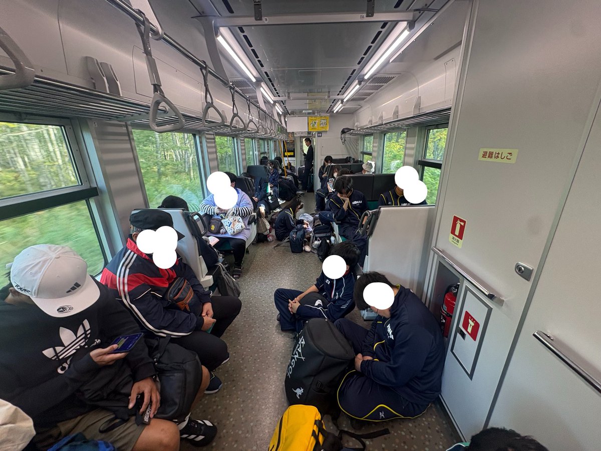 dig_kunita's tweet photo. JR北海道の本社にこの画像送りつけたい

北海道なんて長距離通学が普通なのに、東日本GVのデッドコピーを入れキハ40比で座席大幅減の結果、
高校生たちが通路で座り込みしてまともに乗り降り、トイレすらできないんですがマジでどうにかしろよ https://t.co/wn7Eqaanw4