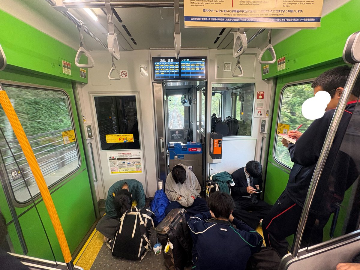 dig_kunita's tweet photo. JR北海道の本社にこの画像送りつけたい

北海道なんて長距離通学が普通なのに、東日本GVのデッドコピーを入れキハ40比で座席大幅減の結果、
高校生たちが通路で座り込みしてまともに乗り降り、トイレすらできないんですがマジでどうにかしろよ https://t.co/wn7Eqaanw4